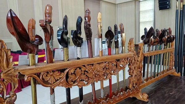 Různé Keris Nebo Tradiční Indonéské Zbraně Unikátními Dřevěnými Řezbami Jsou — Stock fotografie