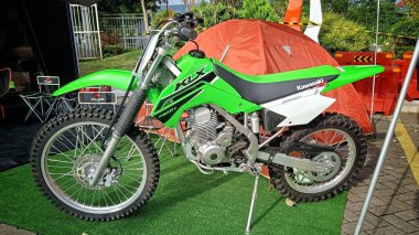 Batu City, Doğu Java Eyaleti, Endonezya - Kasım 2022: Kawasaki KLX Trail Bike Motocross Etkinliği 'nde çadırın önüne park etti