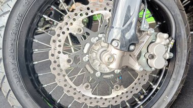 Motorsiklet frenleme diskini bozuk tekerleklerdeki gümüş renkle kapat