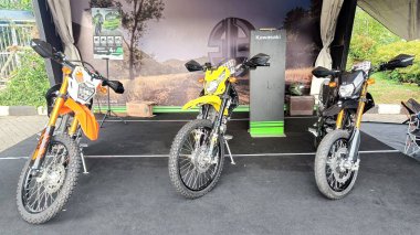 Batu City, Doğu Java Eyaleti, Endonezya - 20 Kasım 2022: Kawasaki, Motocross Etkinlik standında sergileniyor.