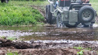 Düşük Açılı Manzara Koyu Yeşil Macera Arabası Ormanın ortasında bir nehrin kenarında