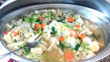 Capcay 'de pişirilen çeşitli sebzeler ya da açık büfede servis edilen kızartma.