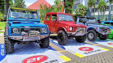 Batu City, Doğu Java Eyaleti, Endonezya - Kasım 2022: Otomotiv Yarışması 'nda arka arkaya üç renkli macera arabası