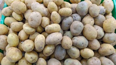 Yüksek açılı taze patatesler tarımdan yeni toplandı.