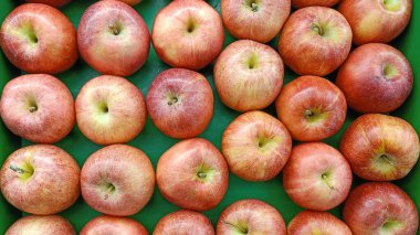 Taze organik kırmızı elma meyvelerinin tam kare yüksek açı görüntüsü