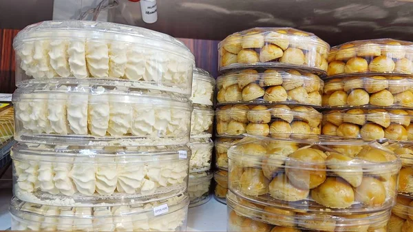 塑料罐子里的纳斯塔饼干和白雪公主饼干陈列在一家蛋糕店里 — 图库照片