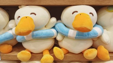 Oyuncak rafındaki sevimli ördek bebeği