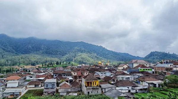 Arkasında Dağlar Mavi Gökyüzü Olan Köy Evleri Manzarası — Stok fotoğraf