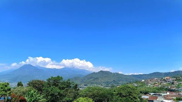 Krajina Pohled Hory Zelenou Přírodou Modrou Oblohou — Stock fotografie