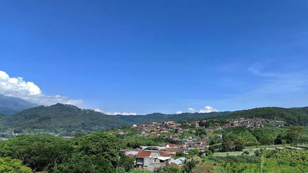 Vista Casas Aldeia Com Montanhas Céu Azul Fundo — Fotografia de Stock
