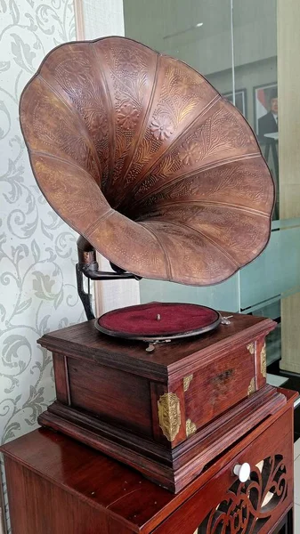Antiguo Dispositivo Música Gramophone Con Placa Disco Vinilo Caja Madera — Foto de Stock