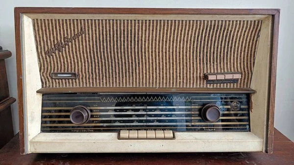将老式老式收音机与老式木箱放在桌上 — 图库照片