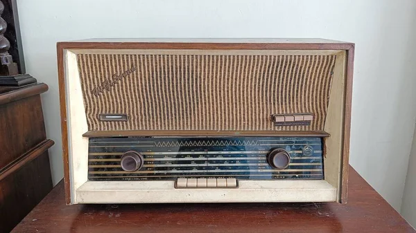 桌上放着老式木箱的老式收音机 — 图库照片