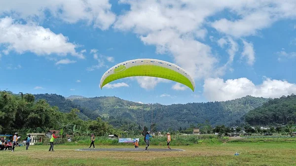 Piloto Parapente Aterrizando Campo Batu City Java Oriental Indonesia Julio — Foto de Stock