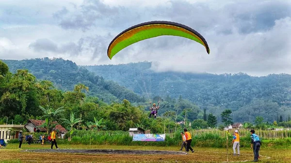 Piloto Parapente Listo Para Aterrizar Después Volar Campo Batu City — Foto de Stock