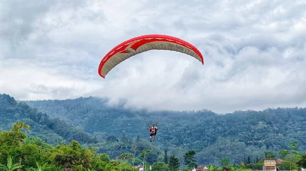 Mavi Gökyüzünde Uçan Yamaç Paraşütçüleriyle Güzel Dağ Manzarası — Stok fotoğraf