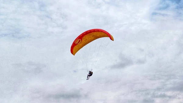 Paraşütçü Pilot Mavi Gökyüzünde Beyaz Bulutlarla Uçuyor — Stok fotoğraf