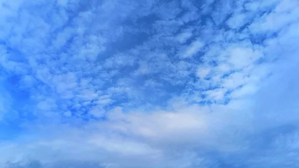Strahlend Blauer Himmel Mit Wolken Hintergrund — Stockfoto