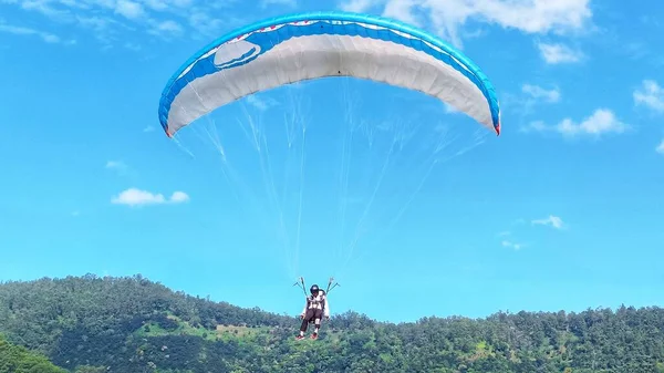 Pilot Paralotni Latać Niebie Piękno Przyrody Krajobraz Górski Tło — Zdjęcie stockowe