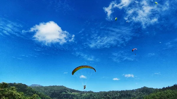 Piloto Parapente Volar Cielo Belleza Naturaleza Montaña Paisaje Fondo — Foto de Stock
