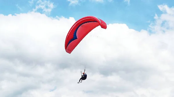 Pilota Paralotniarskiego Latającego Niebieskim Niebie Białymi Chmurami — Zdjęcie stockowe