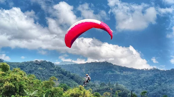 Piloto Parapente Volar Cielo Belleza Naturaleza Montaña Paisaje Fondo — Foto de Stock