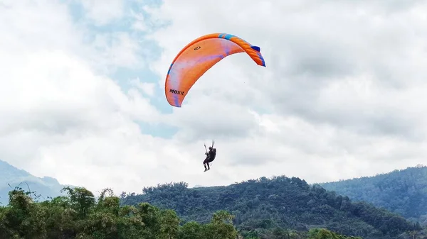 Paraglider Pilot Flyga Himlen Skönhet Natur Berg Landskap Bakgrund — Stockfoto