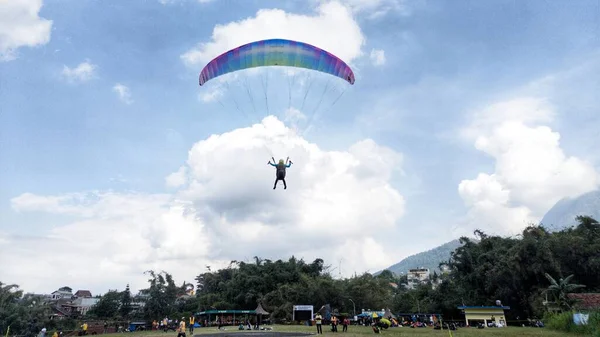 Piloto Parapente Listo Para Aterrizar Después Volar Campo Batu City — Foto de Stock