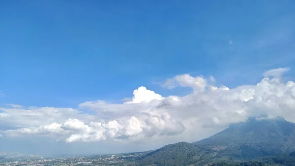 Vista Panorámica Montañas Colinas Con Cielo Azul Copiar Espacio — Foto de Stock