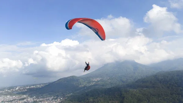 Parapente Volando Por Encima Vista Del Pueblo Fondo Azul Del — Foto de Stock