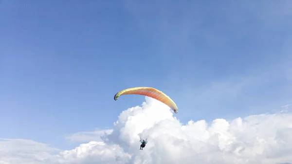 Πιλότος Αλεξίπτωτο Πλαγιάς Που Πετά Στον Γαλάζιο Ουρανό Άσπρα Σύννεφα — Φωτογραφία Αρχείου