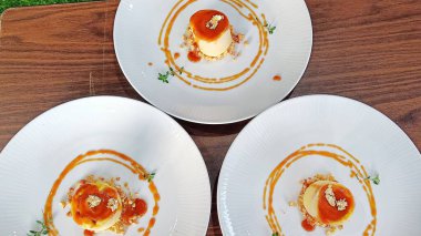 Karamel soslu ve fıstıklı üç tabak lezzetli yumuşak ekmek.