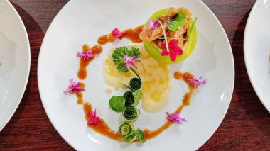 Yüksek açılı turunçgil meyveli sebze salatası sosu ve salatalık süslemesi.