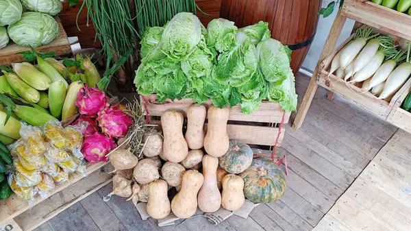 各种蔬菜和水果陈列在传统市场上的木箱里 — 图库照片