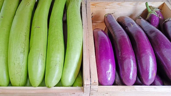 市面木箱销售绿紫色茄子的高角视图 — 图库照片