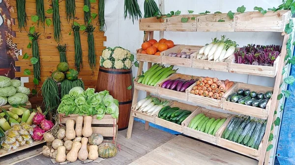 在传统的市场上 各种蔬菜陈列在木制货架上 — 图库照片