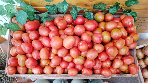市场上出售的木制板条箱红色新鲜西红柿的高角度视图 — 图库照片