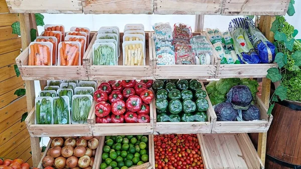 用塑料包裹的各种新鲜蔬菜 装在木箱中摆放在现代市场上 — 图库照片