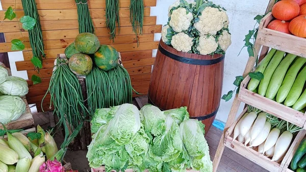 在传统市场上出售的各种色彩艳丽的新鲜蔬菜 — 图库照片