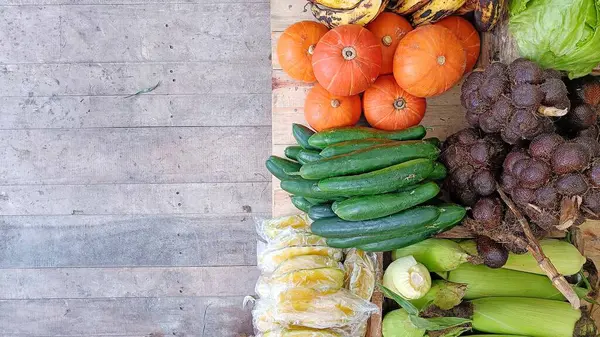 高角形各色新鲜蔬菜和水果与木板复制空间的文字 — 图库照片