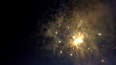 Siyah gökyüzü arka planında soyut, renkli ve parlak havai fişekler