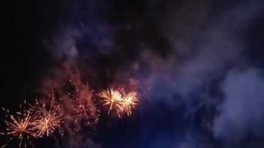 Siyah gökyüzü arka planında soyut, renkli ve parlak havai fişekler