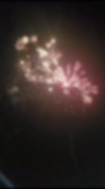 Kara gökyüzü arkaplanındaki renkli havai fişeklerin odaklanmamış Soyut Arkaplanı, Hikaye için Boşluğu Kopyala