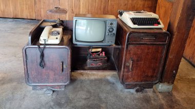 Klasik analog televizyon, radyo, el yapımı antika daktilo oturma odasındaki dekorasyon için ahşap masada.