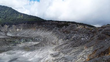 Kireçtaşı kraterlerin manzarası dağlar ve mavi gökyüzü arka planlı tepeler
