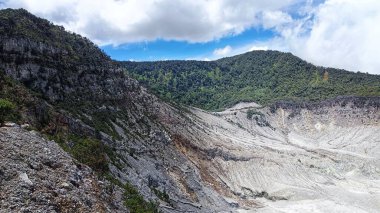 Kireçtaşı kraterlerin manzarası dağlar ve mavi gökyüzü arka planlı tepeler