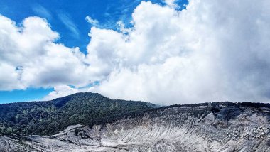 Kireçtaşı kraterlerin manzarası dağlar ve mavi gökyüzü arka planlı tepeler