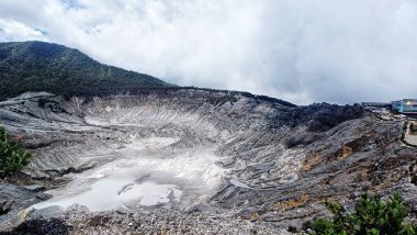 Kireçtaşı kraterlerin manzarası dağlar ve mavi gökyüzü arka planlı tepeler