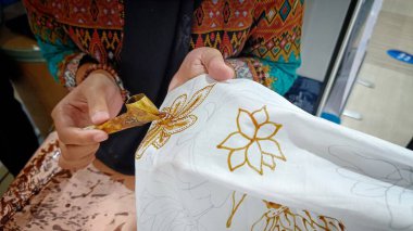 Yakın çekim Endonezya geleneksel batik kumaşına motif oluşturmak için canting