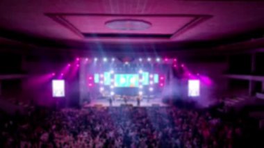 Tezahürat 'ın Soyut Arkaplanının Odaklanmamış Renkli Işık Atraksiyonu ile Konser Seyircisi